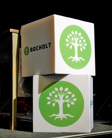 Zwei Würfel, die mit Logos bedruckt sind stehen aufeinander