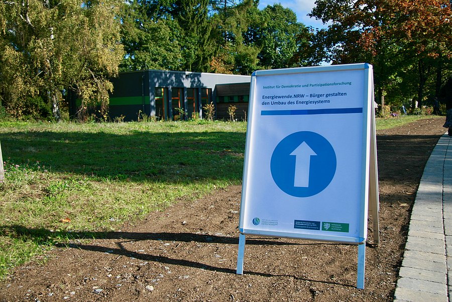 aufgestellter Richtungsweiser