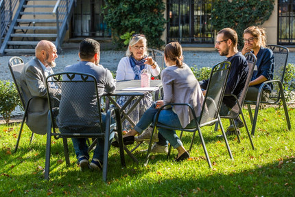 Diskussionsrunde auf Wiese
