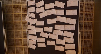 Ideensammlung an Pinnwand gepinnt