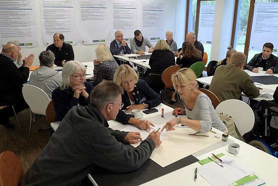 Diskussionsrunden an Tischen