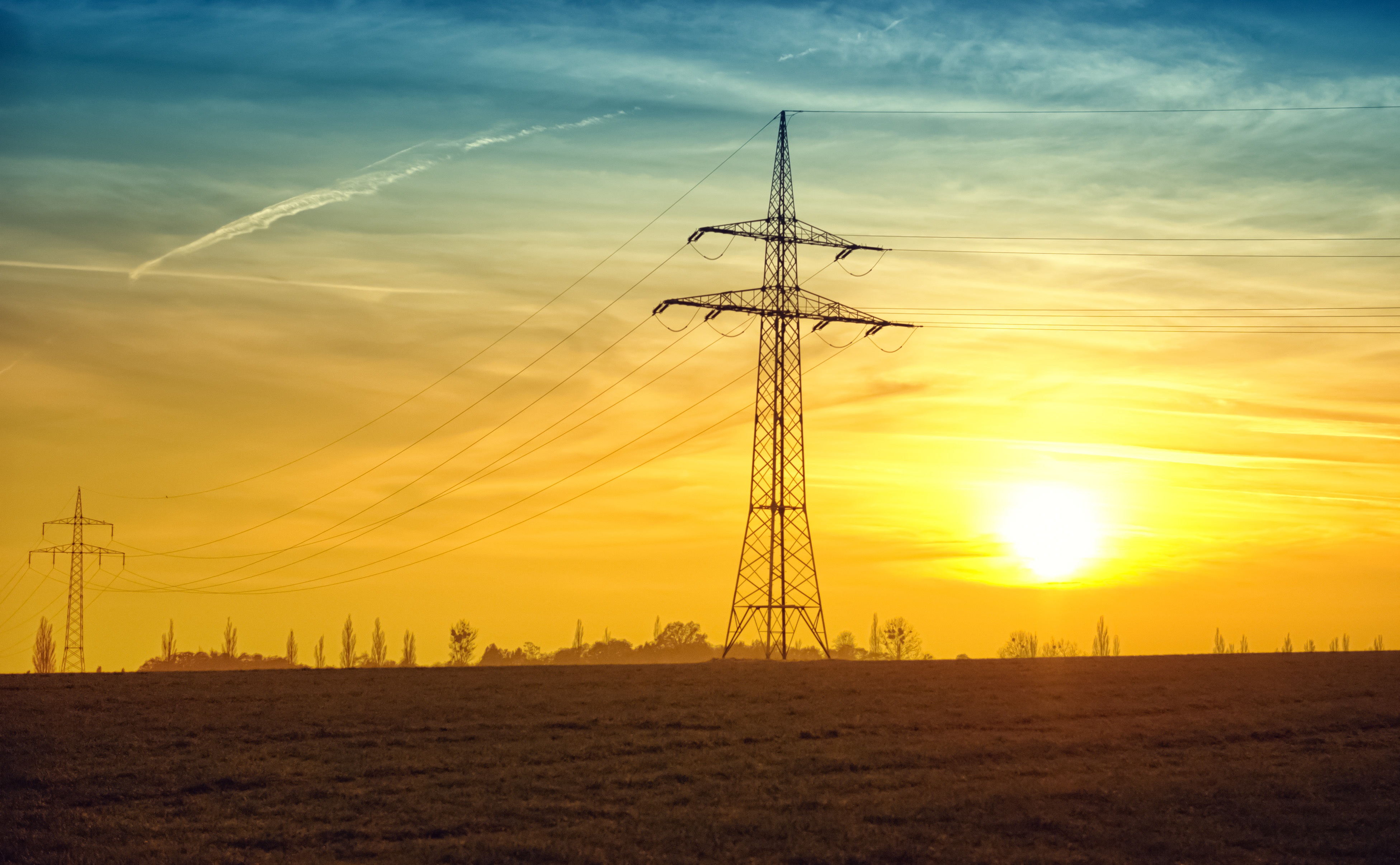 Stromleitung im Sonnenaufgang